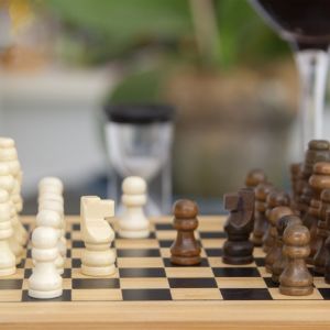 SET DE VINOS CON JUEGO DE AJEDREZ 