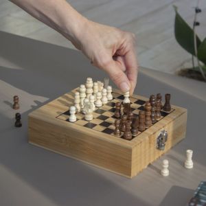 SET DE VINOS CON JUEGO DE AJEDREZ 